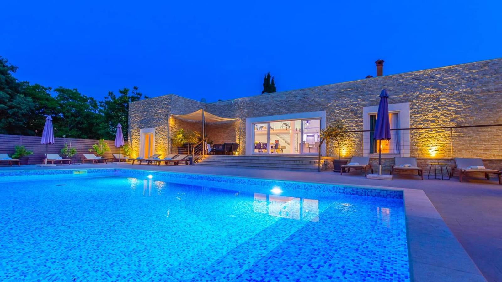 Timy Villa With Pool