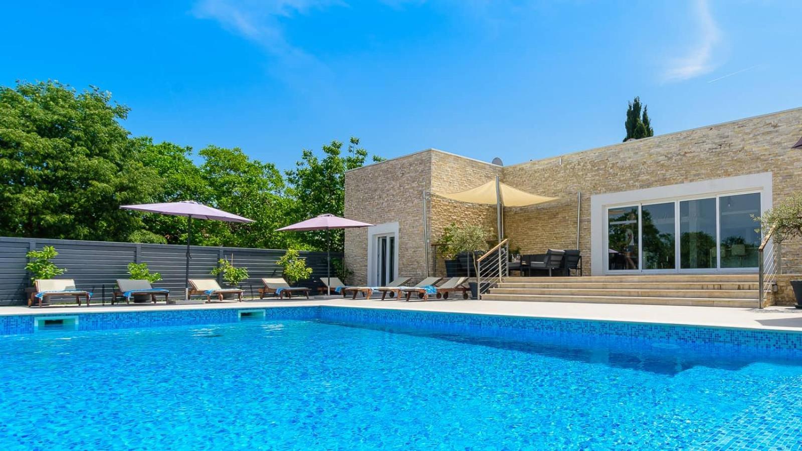 Timy Villa With Pool
